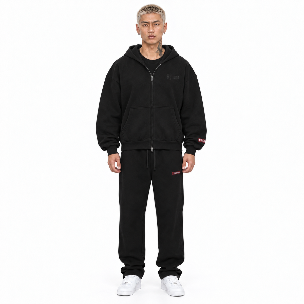 0-YIX-AYKONS [400] EYE ABOVE in Black | Model straight front | Full body | Shot 2